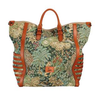 Christian Louboutin يطلق تشكيلة مميزة من الأحذية والحقائب لربيع وصيف 2013